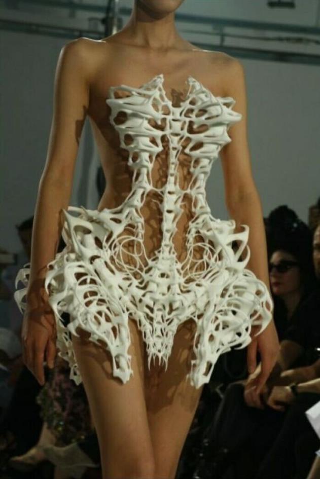Дизайнерское платье в виде грудной клетки и скелета