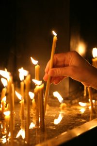 Кому ставить свечи в церкви при болезни