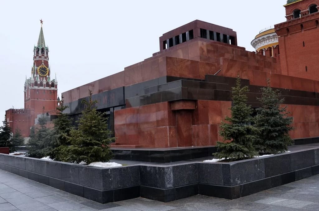 В любимых песнях Рамзеса IV Гребенщиков символически предал земле прах Ленина