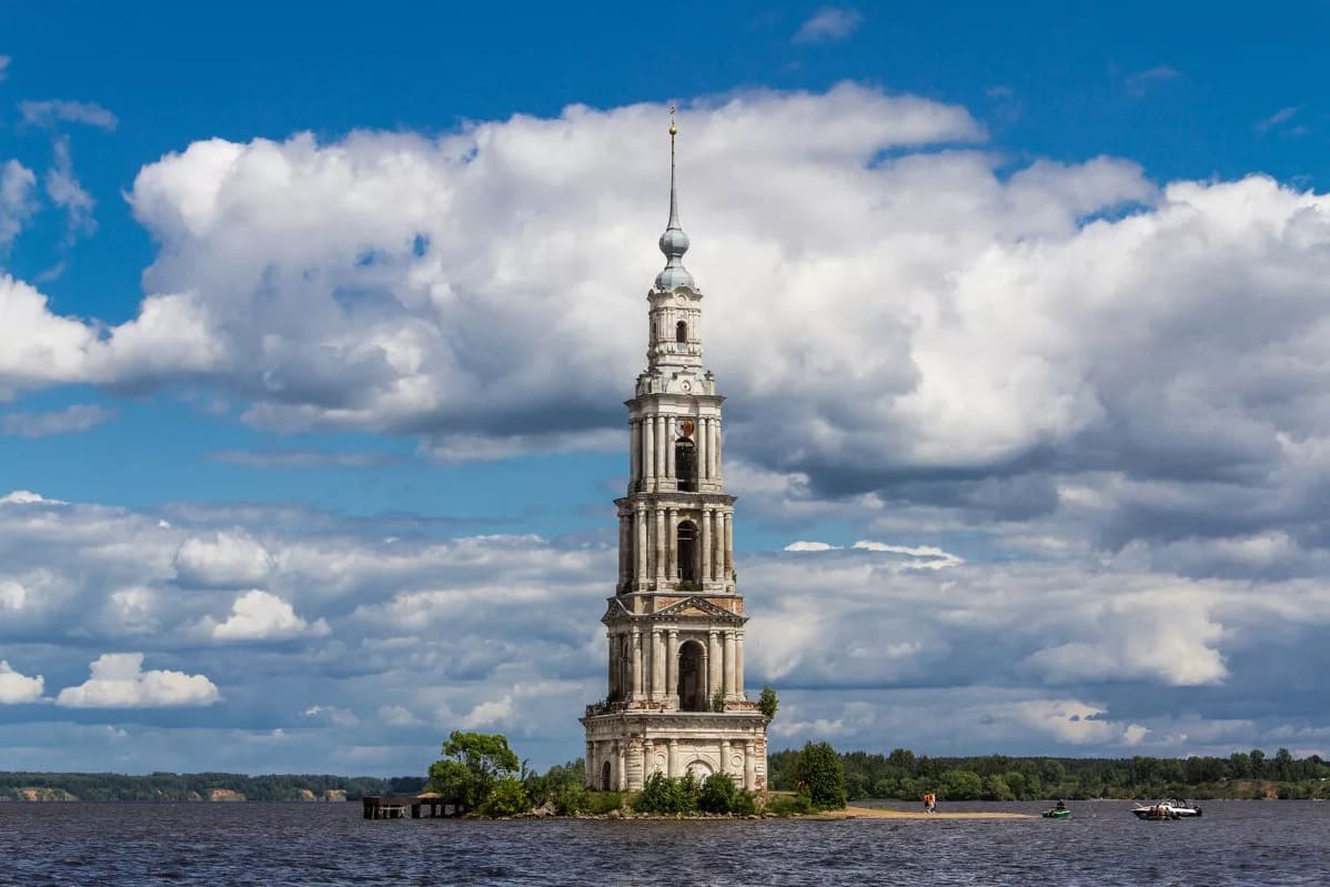 Колокольня Николаевского собора в затопленном городе Калязине