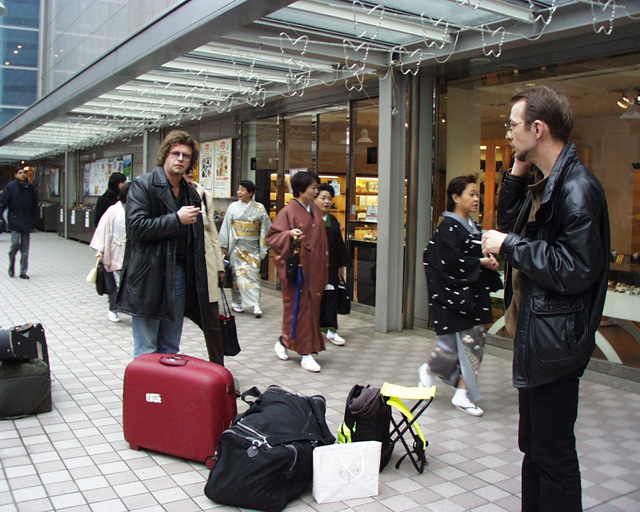 Борис Гребенщиков и Дмитрий Коваленин, российский пресс-атташе, в Японии в марте 1999 года: так появлялись песни Пока несут сакэ и Цветы Йошивары
