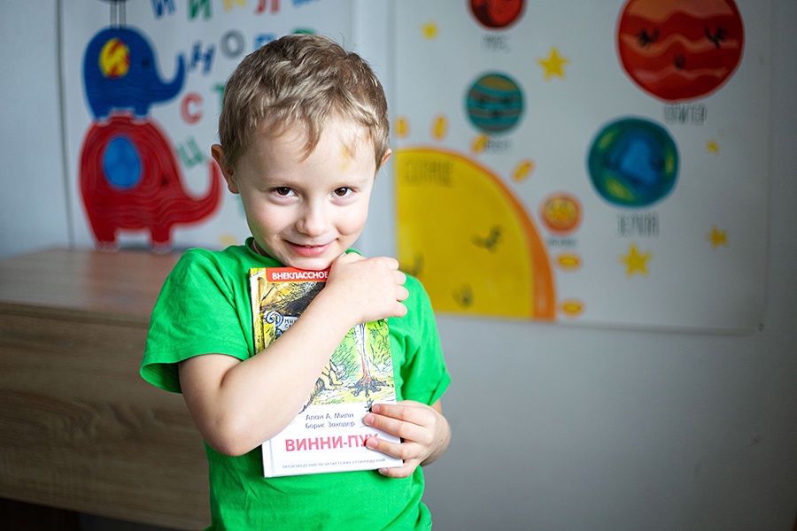 Алексей Кожаев, 5 лет, с книгой Винни-Пух Алана Милна
