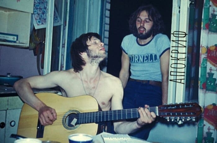 История песни Апокриф группы Аквариум, которую БГ написал ещё в 1974 году и исполнял с Севой Гаккелем, но студийная версия появилась только на Гиперборее