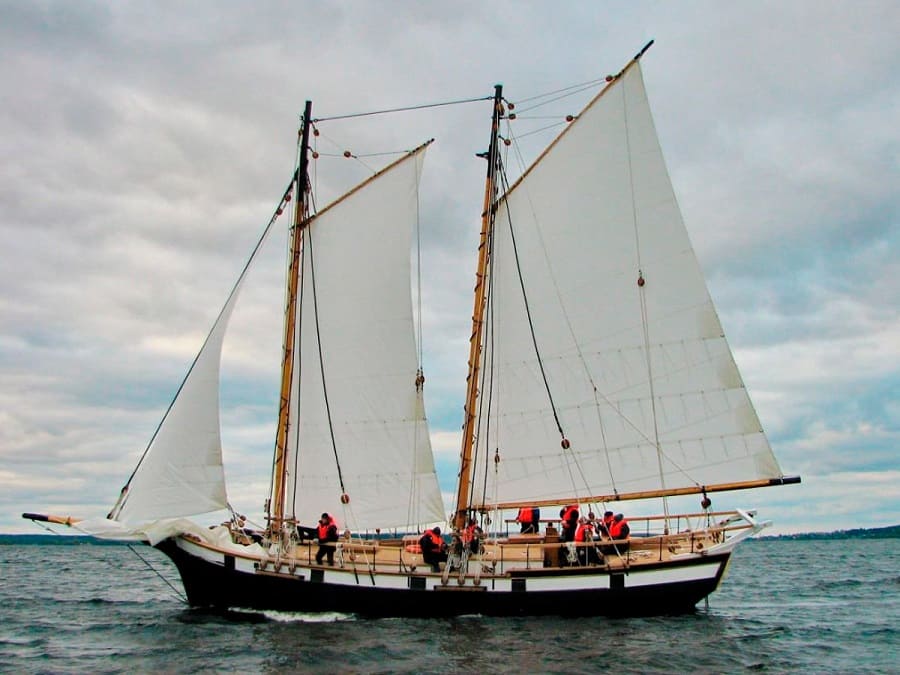 Шхуна – парусное судно минимум с двумя мачтами с косыми парусами