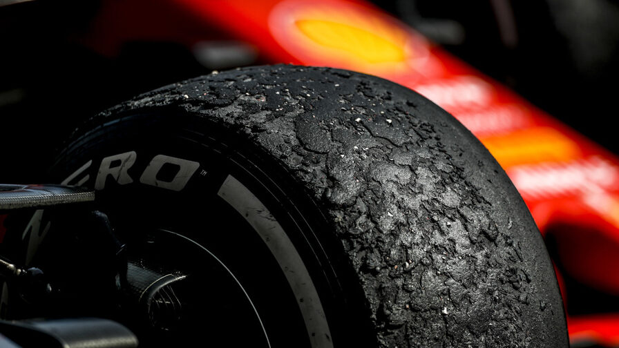 Шины Формулы-1 после финиша с червячками