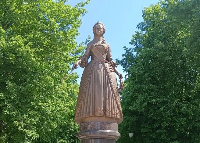 Памятник Екатерине Великой в городе Богородицк Тульской области
